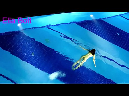 ❤️ No puedo dejar de mirar, joven rubia pillada nadando desnuda en la piscina del complejo ELLA BOLT ️ Video de porno en es.mobilecric.top ❌️